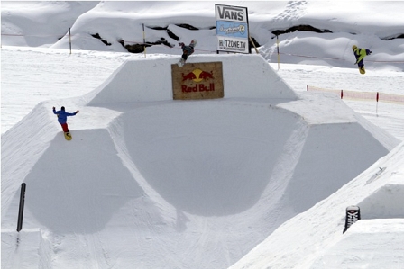 © Mic Dragaschnig große Schanze der Endsection mit Drei Snowboardern gleichzeitig in der Luft